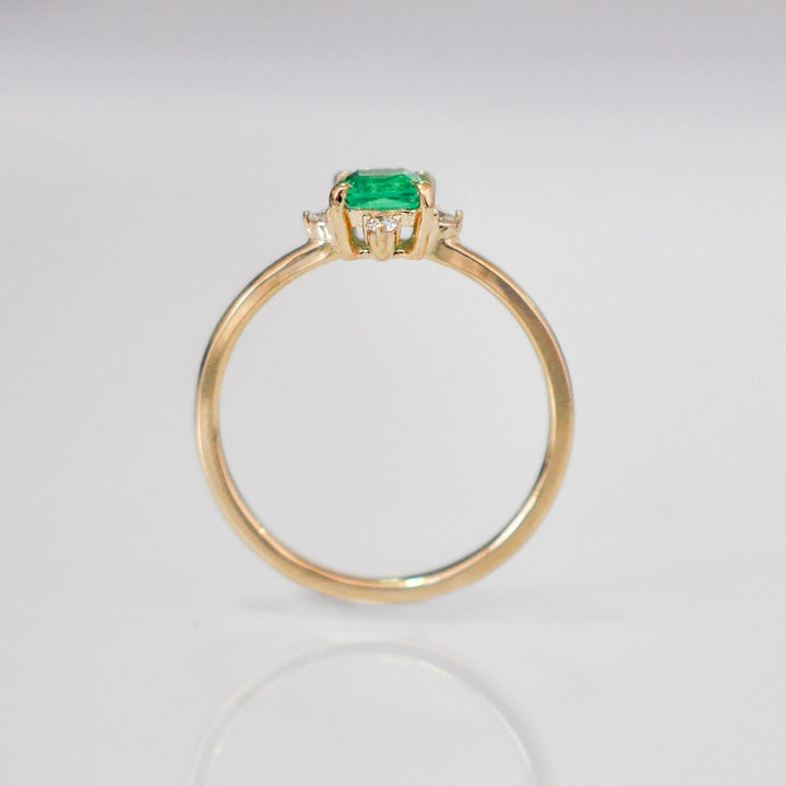 Square cut green EMERALD &amp; 4 diamonds ring