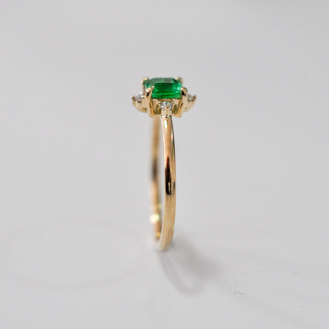 Square cut green EMERALD &amp; 4 diamonds ring