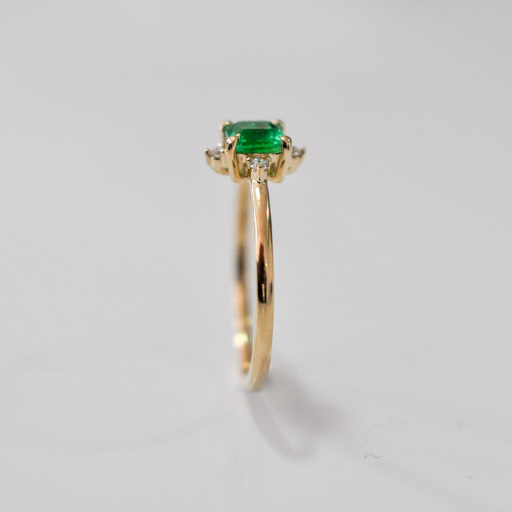 Square cut green EMERALD &amp; 4 diamonds ring
