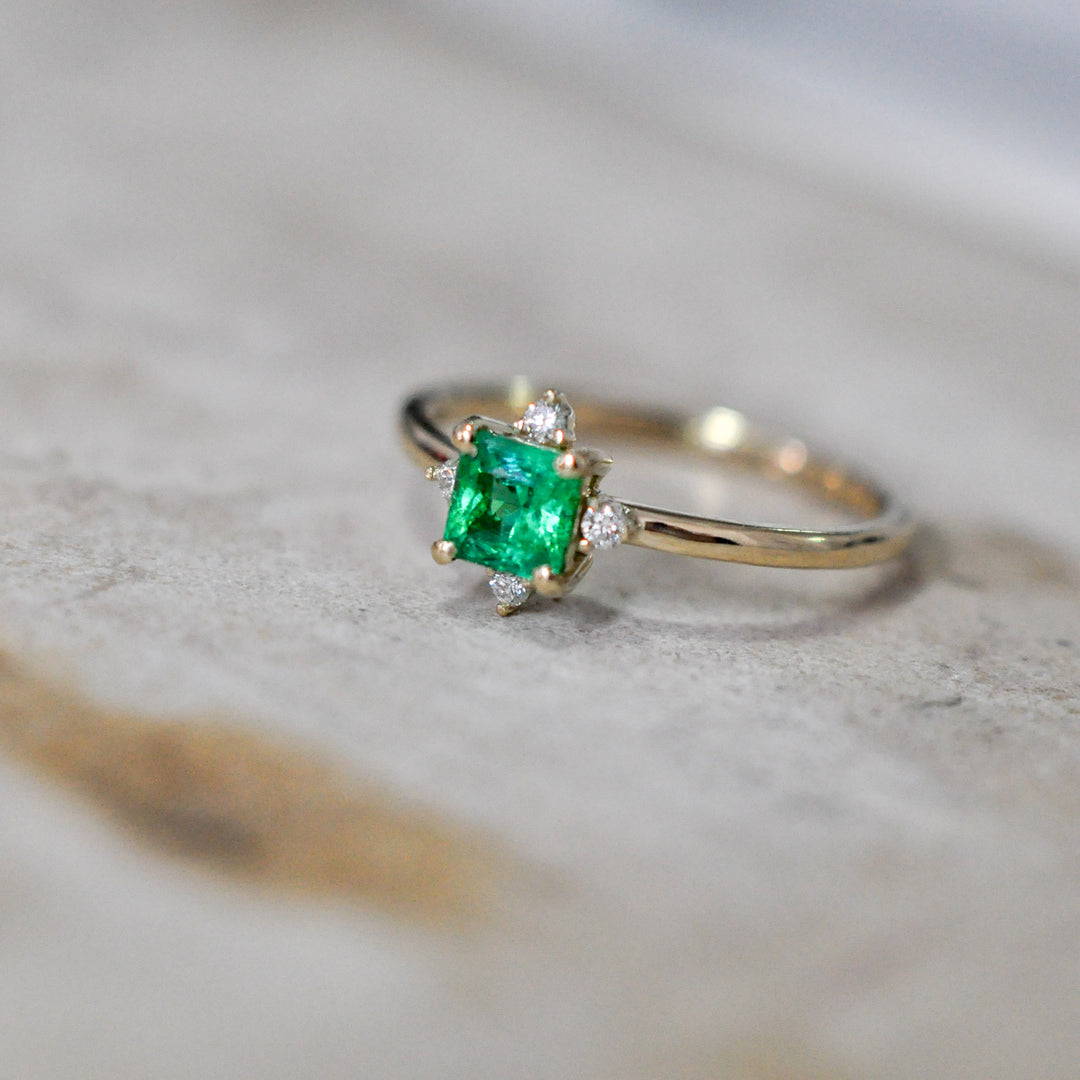 Square cut green EMERALD &amp; 4 diamonds ring