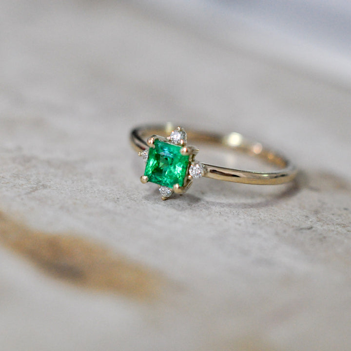 Square cut green EMERALD &amp; 4 diamonds ring