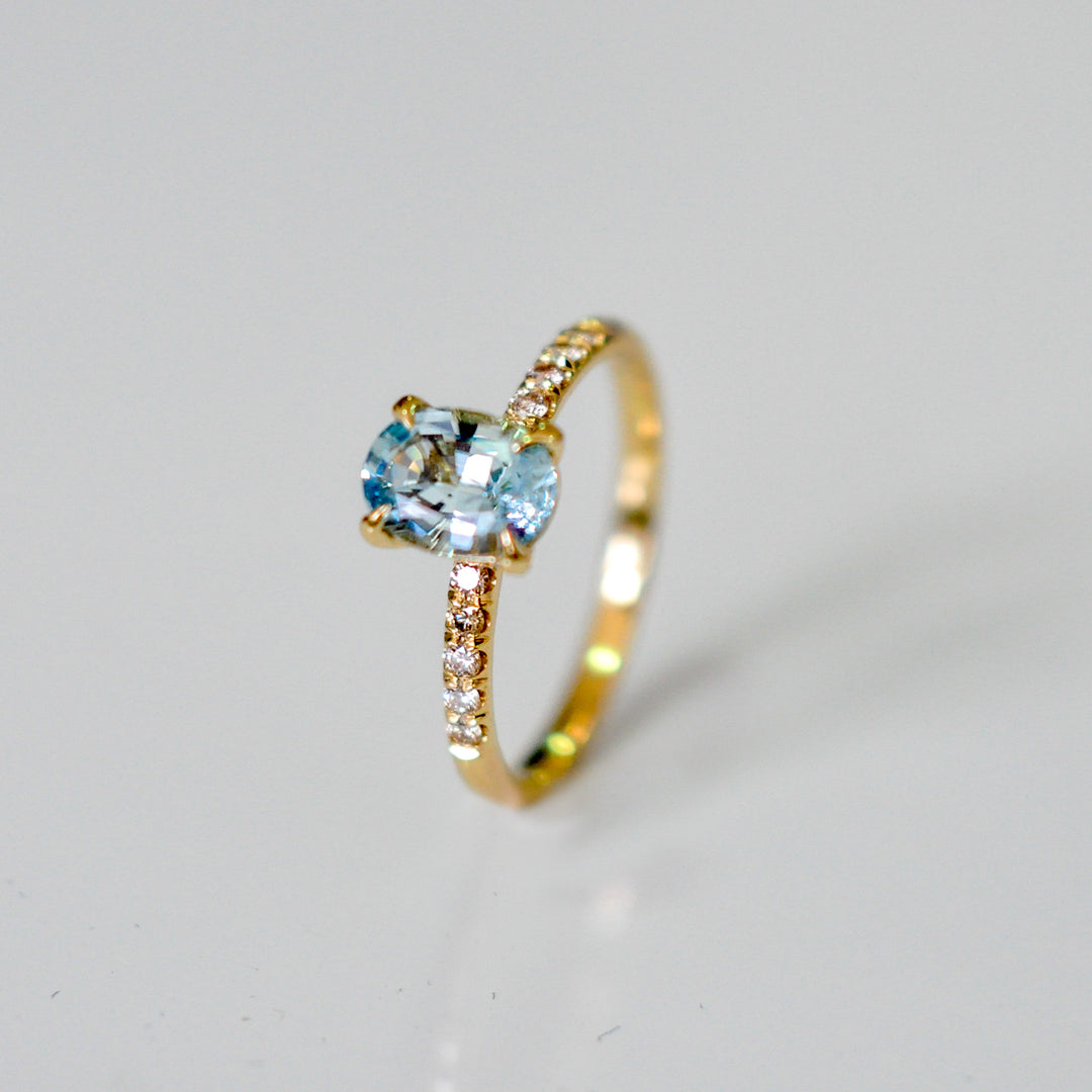 Oval aquamarine and white diamonds ring