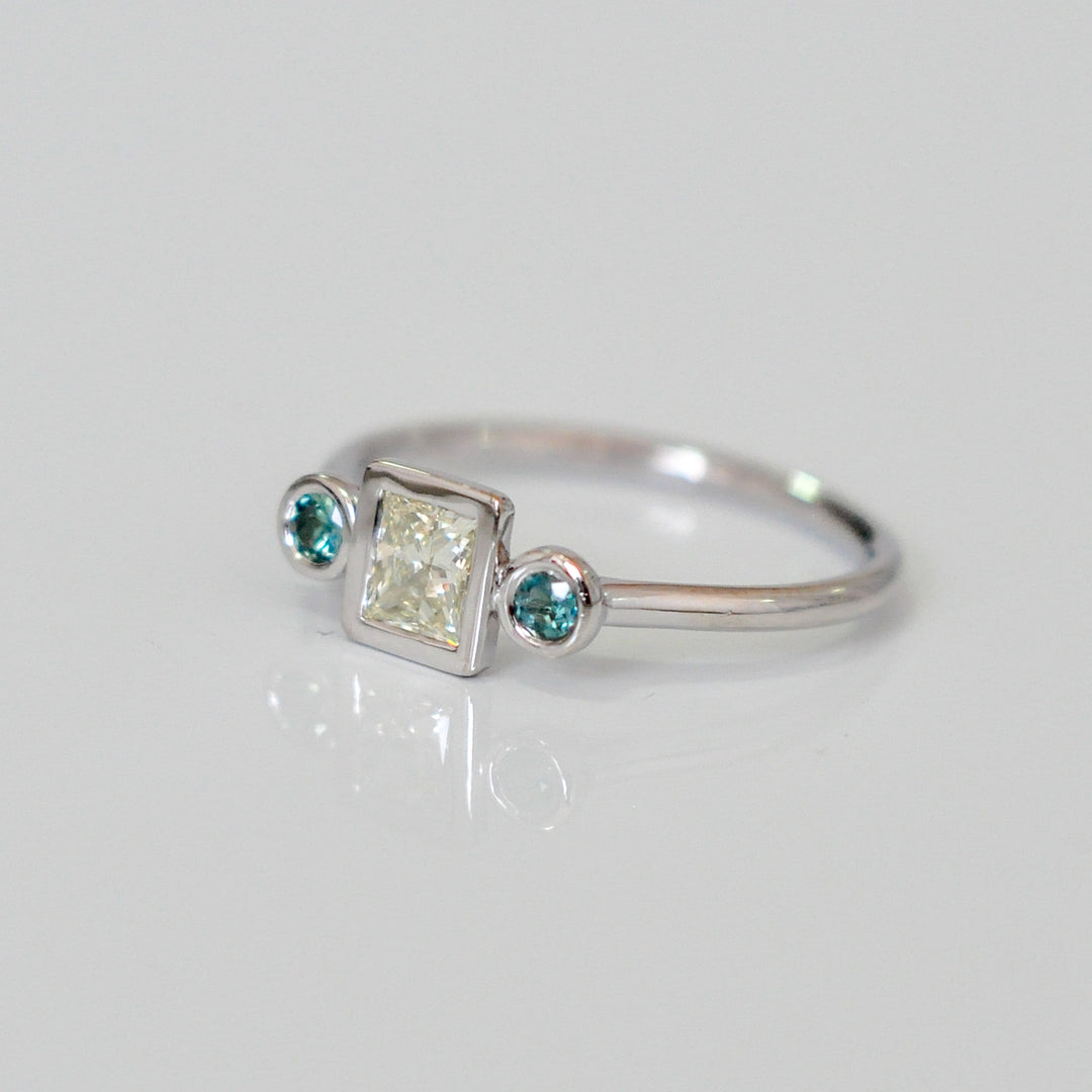 PRINCESS CUT diamond WITH two emeralds