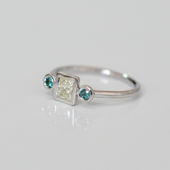 PRINCESS CUT diamond WITH two emeralds