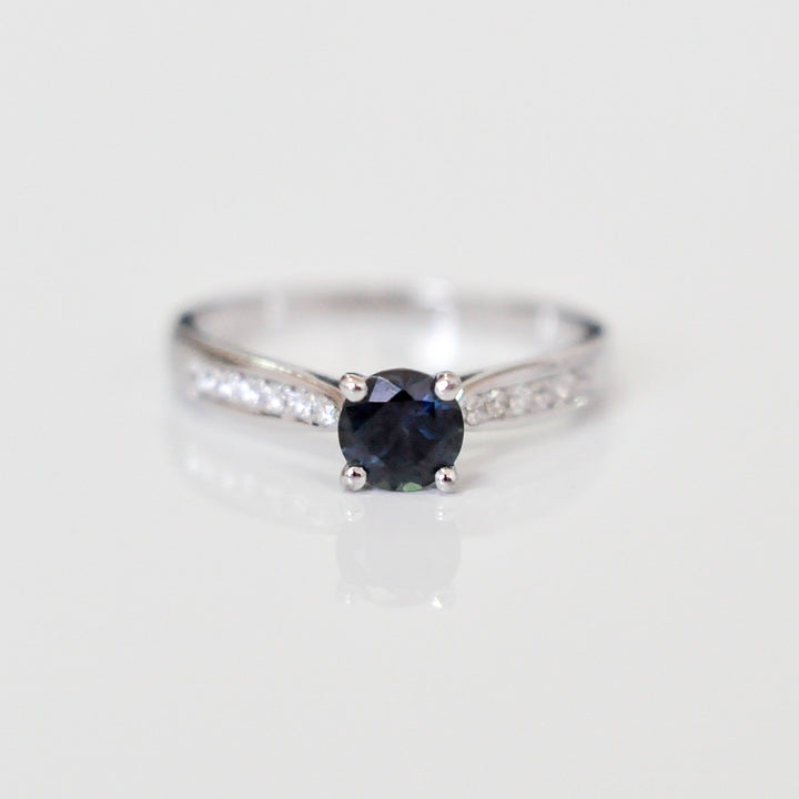 classic side diamonds &amp; center blue sapphire ring
