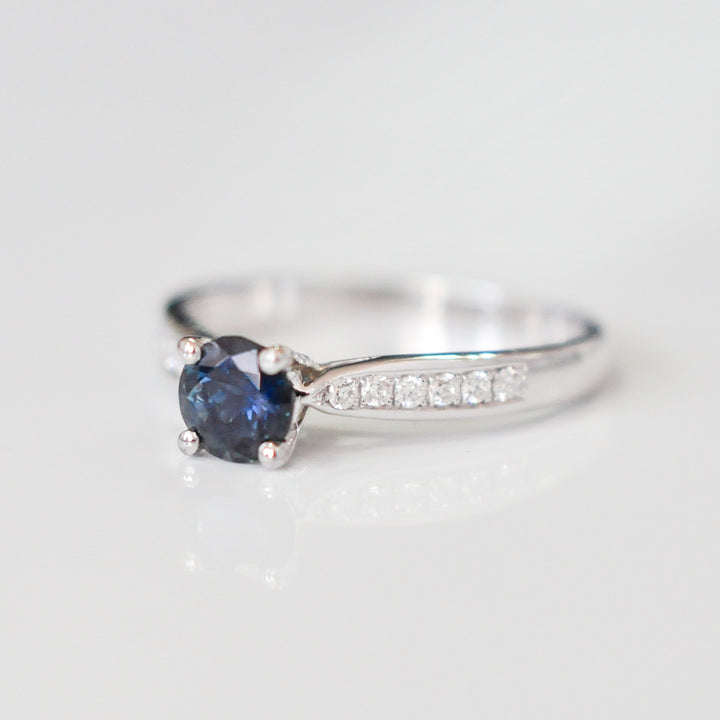 classic side diamonds &amp; center blue sapphire ring