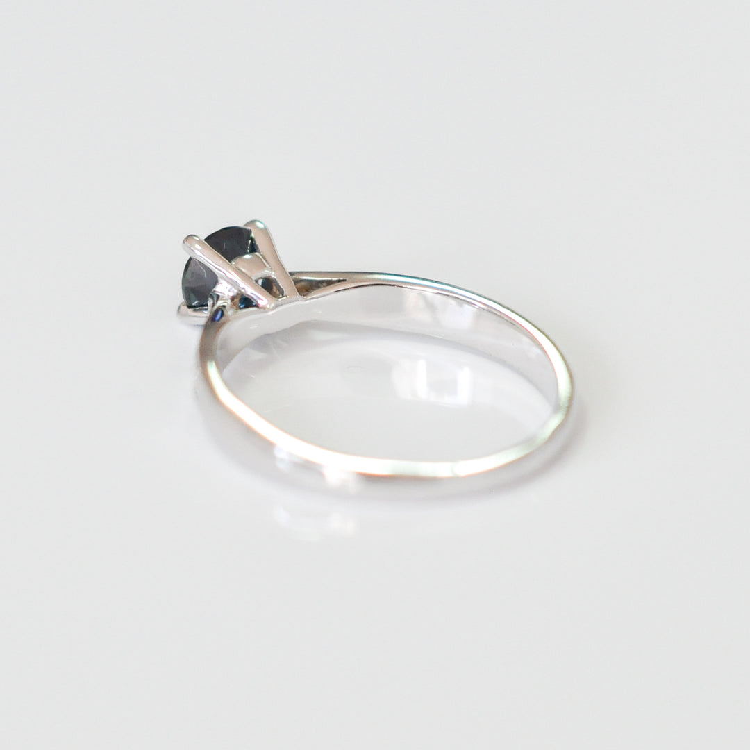 classic side diamonds &amp; center blue sapphire ring