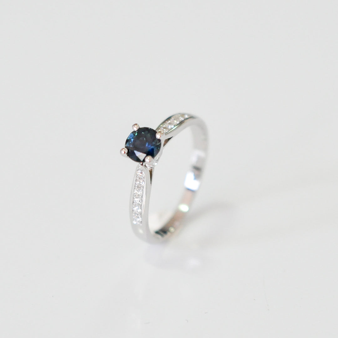 classic side diamonds &amp; center blue sapphire ring