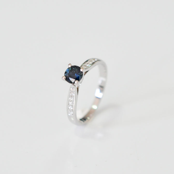 classic side diamonds &amp; center blue sapphire ring
