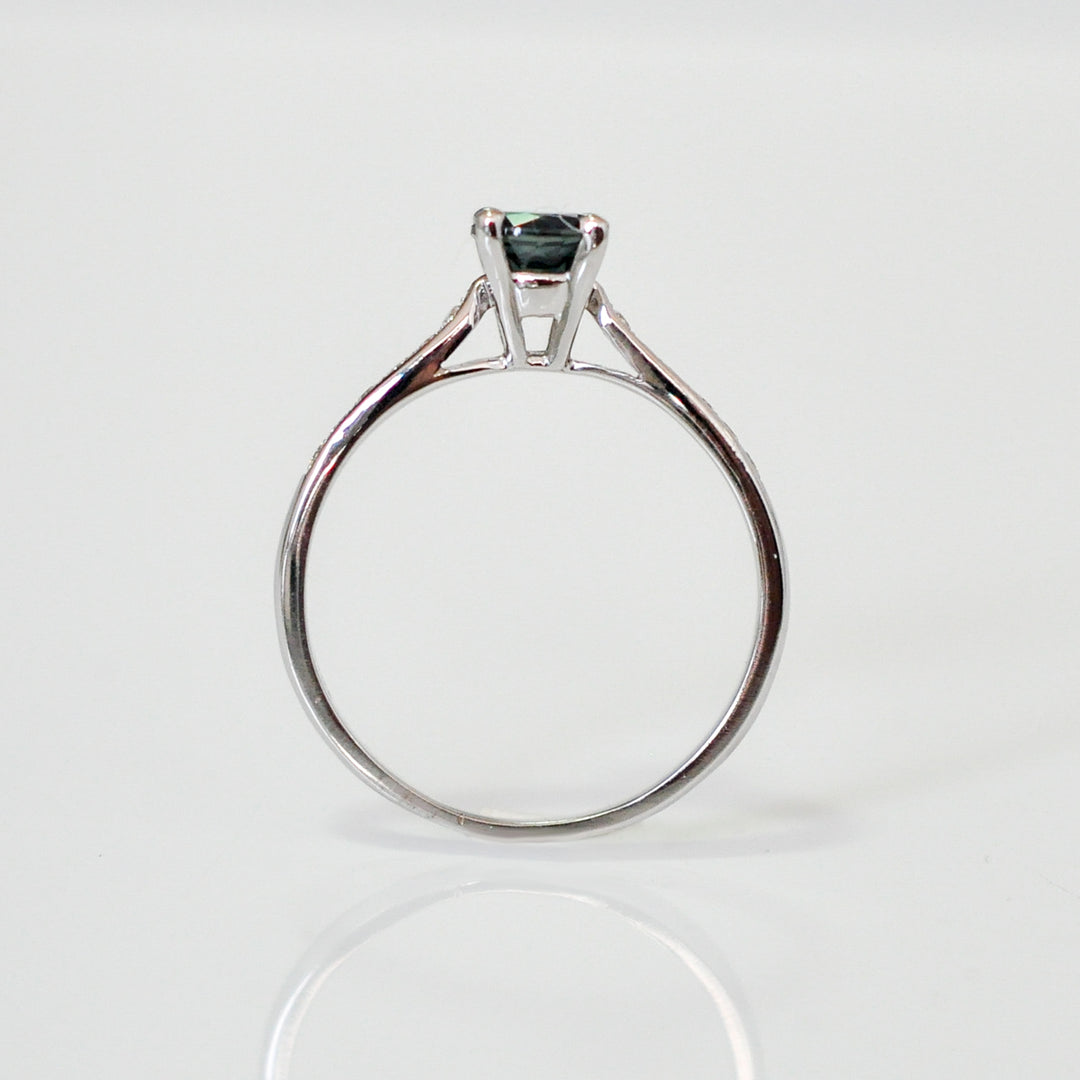 classic side diamonds &amp; center blue sapphire ring