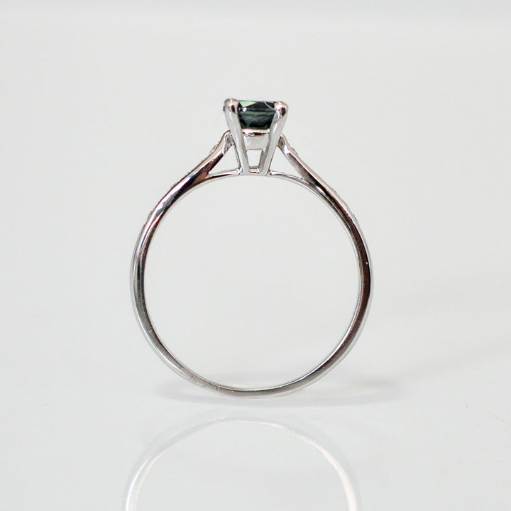 classic side diamonds &amp; center blue sapphire ring