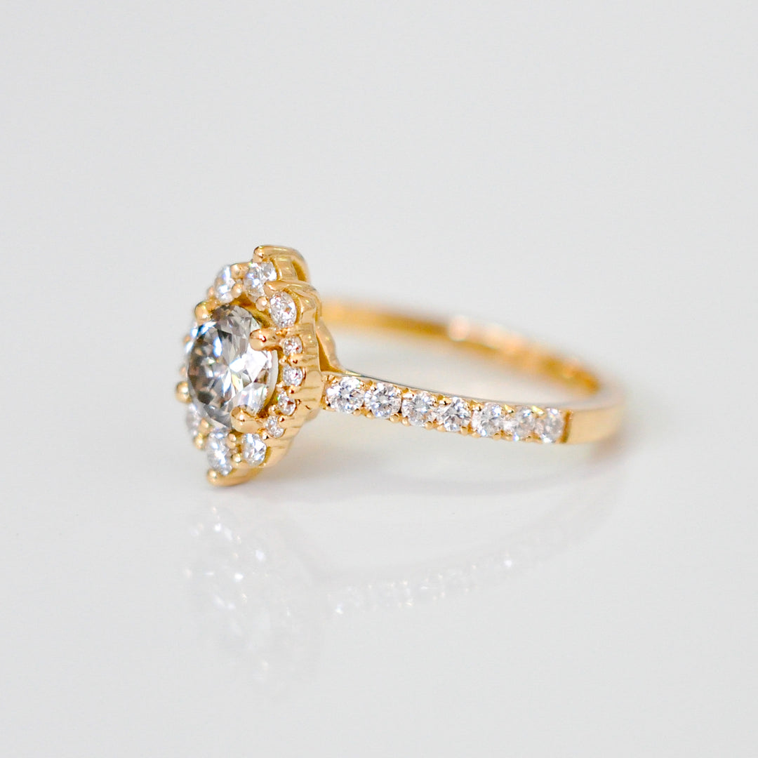 vintage style yellow gold diamonds engagement ring