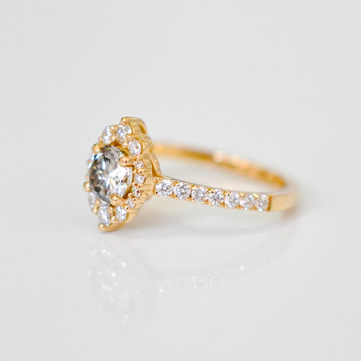 vintage style yellow gold diamonds engagement ring