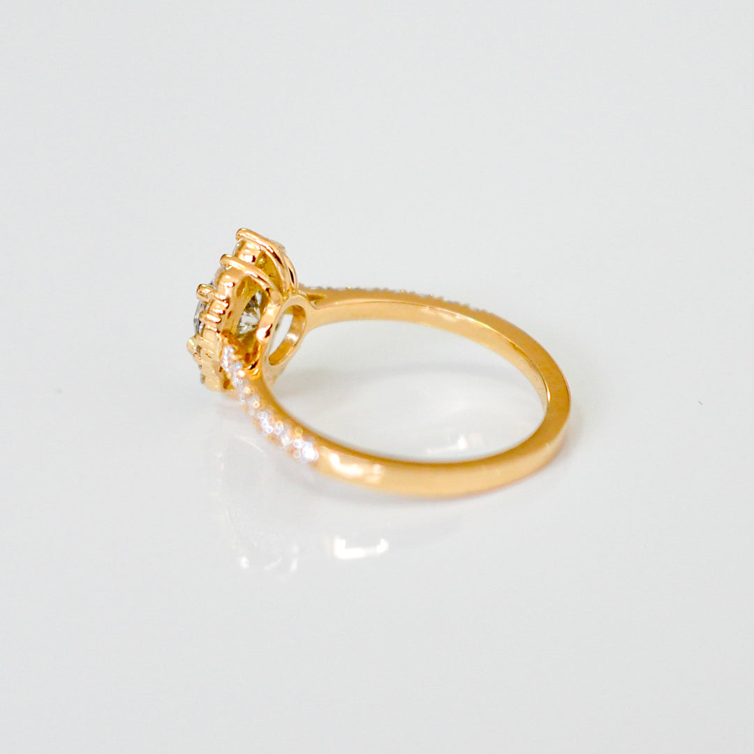 vintage style yellow gold diamonds engagement ring