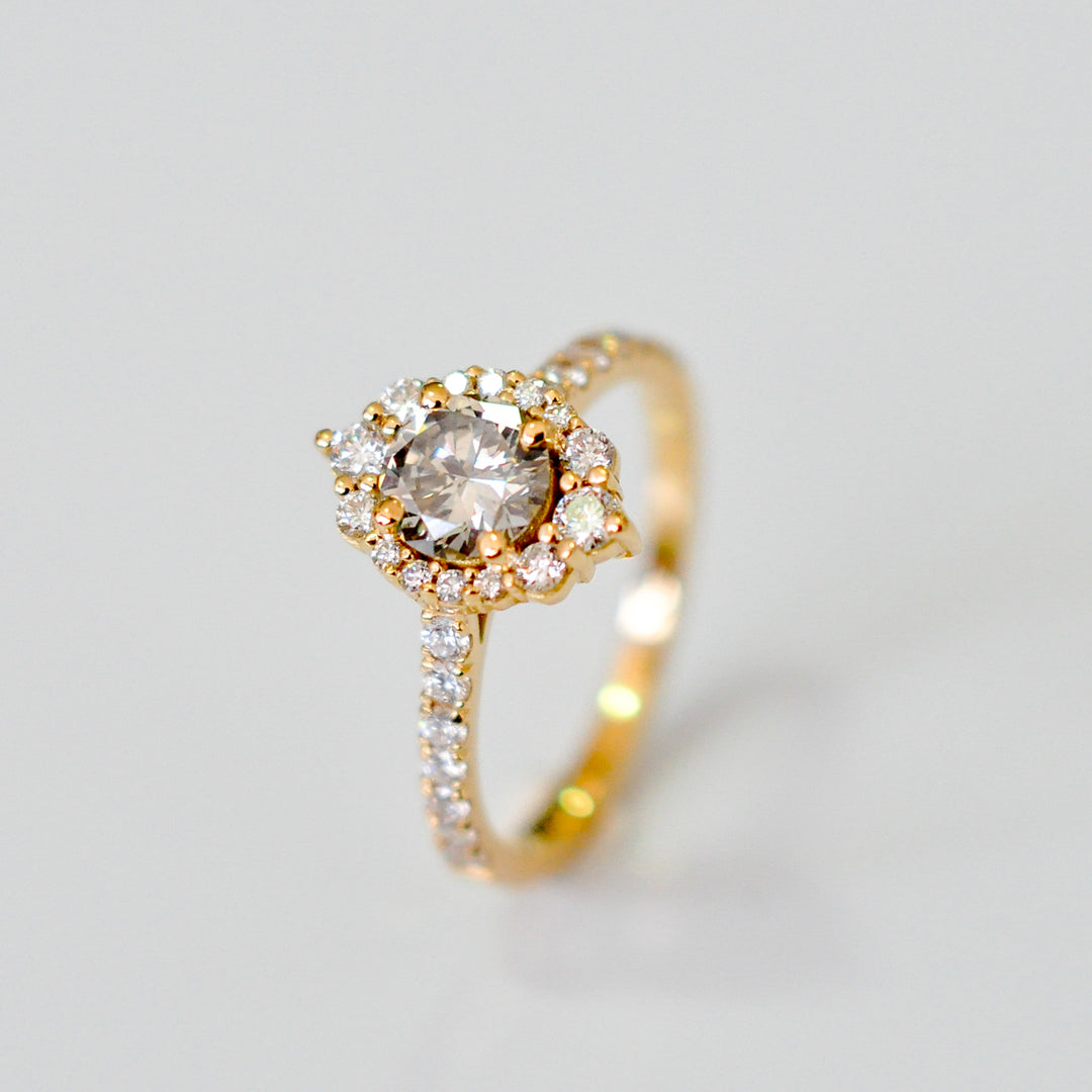 vintage style yellow gold diamonds engagement ring