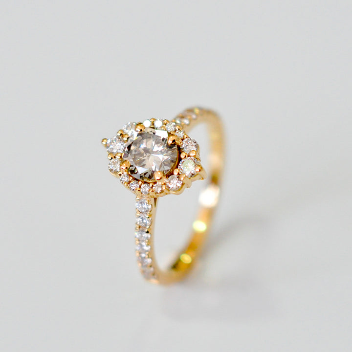vintage style yellow gold diamonds engagement ring