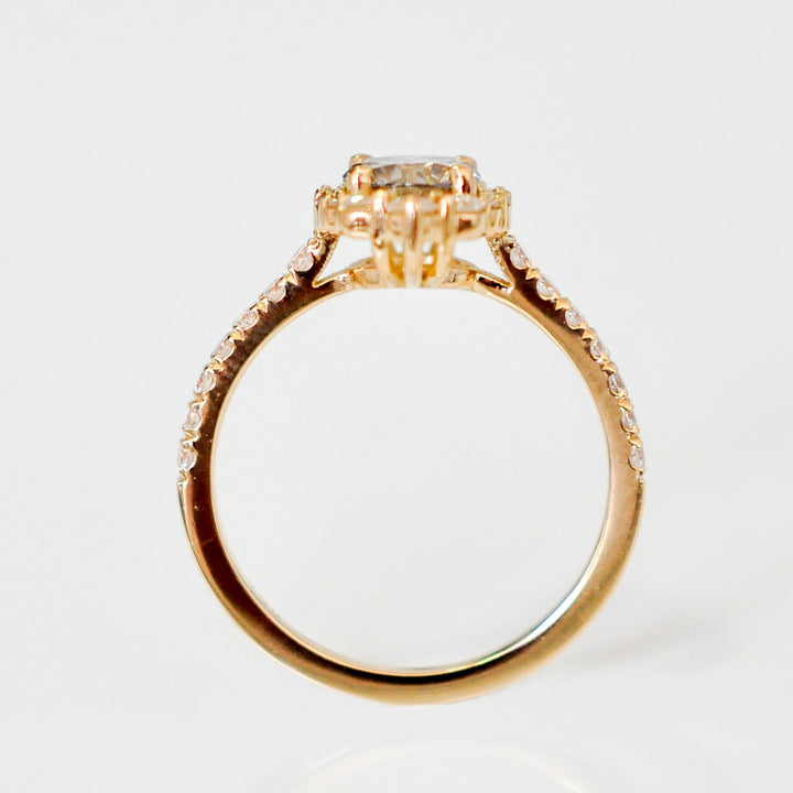 vintage style yellow gold diamonds engagement ring