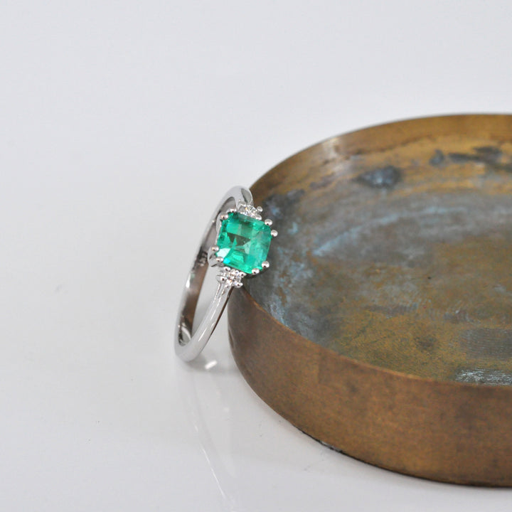 Green Emerald &amp; Diamonds delicate three stones ring