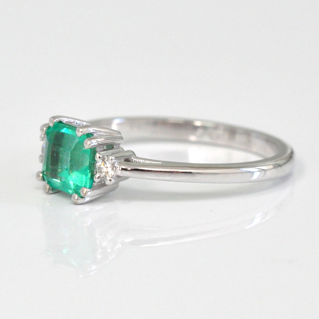 Green Emerald &amp; Diamonds delicate three stones ring