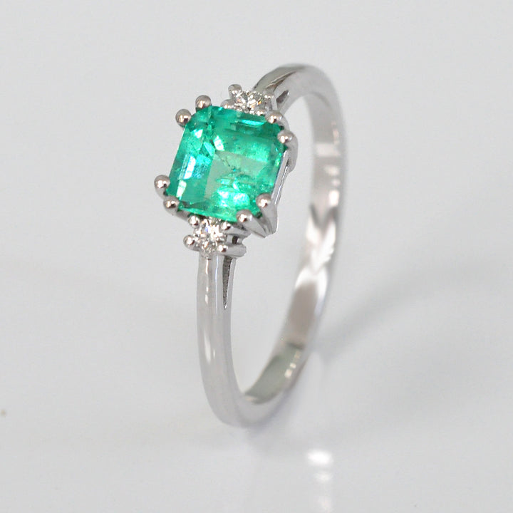 Green Emerald &amp; Diamonds delicate three stones ring